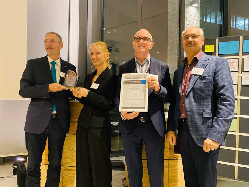 Mitglieder des Expertenkreis-Schleiftechnik erhalten Auszeichnung für Kooperation