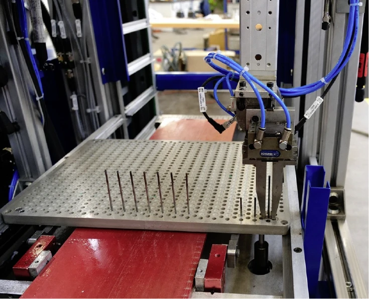 Die Retrofit-Automation ermöglicht eine schnelle, zuverlässige Beladung der Güdel-Maschine mit filigranen Bohrerschäften.