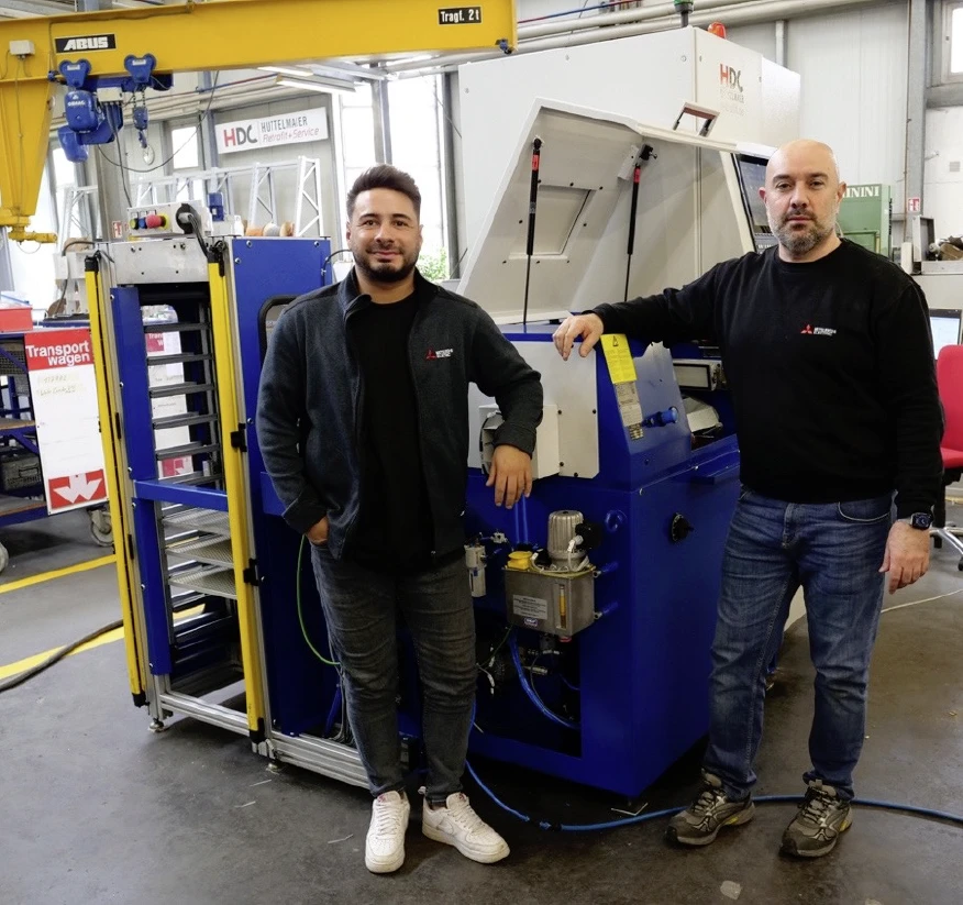 Die Applikationsingenieure Baris Yanmis und Zekayi Serçe optimierten den Retrofit-Prozess für maximale Präzision.
