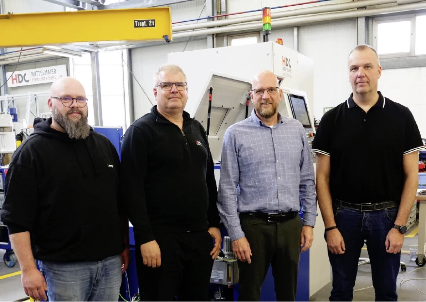 Projektteam von HDC Huttelmaier und Brasseler während der Retrofit-Arbeiten an der Güdel-Maschine.