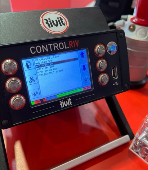 Nahaufnahme der ControlRiv-GEN-3-Bedieneinheit von Rivit: Digitales Display mit Prozessparametern, sechs Bedientasten und USB-Anschluss zur Datenexport-Funktion.