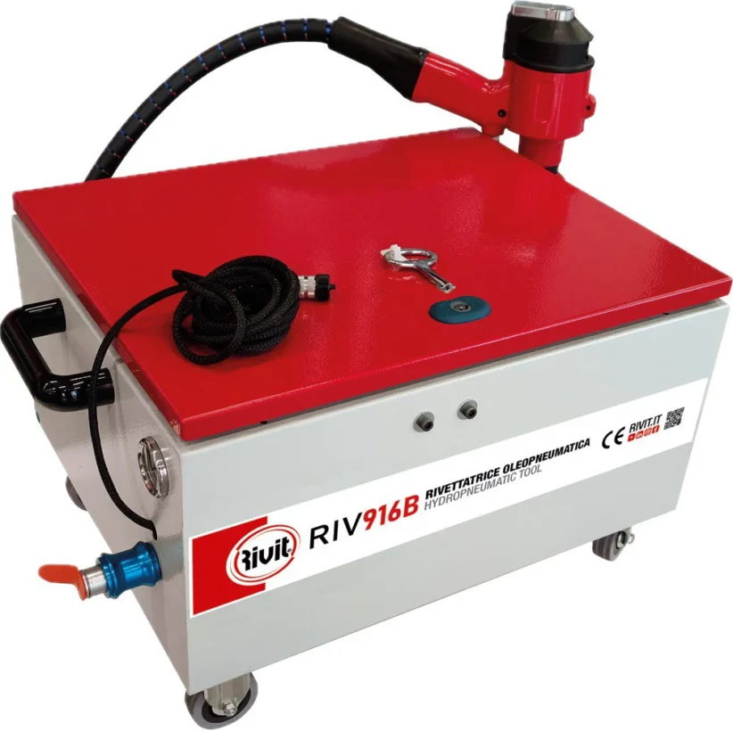 Rivit RIV916B Setzwerkzeug — Produktansicht der hydropneumatischen Setzeinheit mit Anschlussschlauch, Hauptdruckanzeige, Pistole und vier Transportrollen.